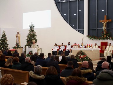 /A/2024/12/E/Biskup Šaško predvodio misu ponoćku u Župi Uzvišenja Svetoga Križa u Dugome Selu2024 (4).jpg