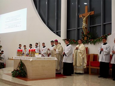 /A/2024/12/E/Biskup Šaško predvodio misu ponoćku u Župi Uzvišenja Svetoga Križa u Dugome Selu2024 (6).jpg