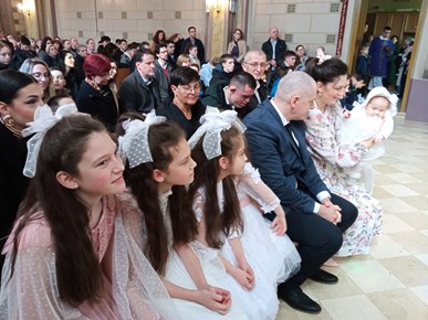 /A/2024/3/C/Biskup Šaško krstio šesto dijete obitelji Brabenec2024 (2).jpeg