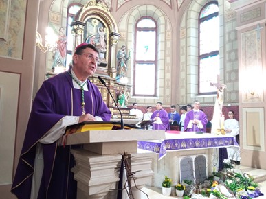 /A/2024/3/C/Biskup Šaško krstio šesto dijete obitelji Brabenec2024 (5).jpeg