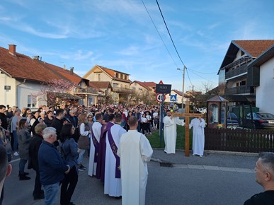 /A/2024/3/E/Održan križni put ulicama Župe sv. Antuna Padovanskog u Sesvetskim Selima (1).jpg