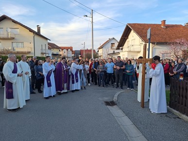 /A/2024/3/E/Održan križni put ulicama Župe sv. Antuna Padovanskog u Sesvetskim Selima (2).jpg