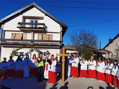 /A/2024/3/H/​U Župi Krista Kralja u Domaslovcu na Cvjetnicu održan križni put po naseljima župe2024 (1).jpg