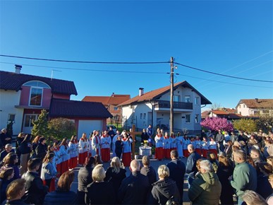 /A/2024/3/H/​U Župi Krista Kralja u Domaslovcu na Cvjetnicu održan križni put po naseljima župe2024 (2).jpg