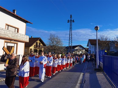 /A/2024/3/H/​U Župi Krista Kralja u Domaslovcu na Cvjetnicu održan križni put po naseljima župe2024 (3).jpg