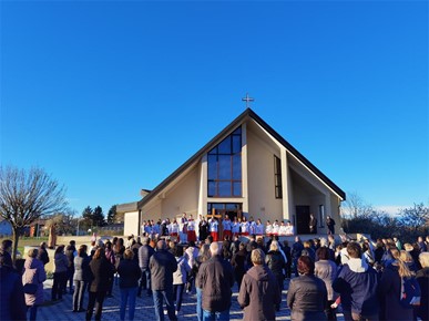 /A/2024/3/H/​U Župi Krista Kralja u Domaslovcu na Cvjetnicu održan križni put po naseljima župe2024 (4).jpg