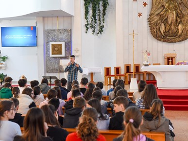 /A/2024/4/E/Tradicionalna krizmanijada održana u Župi Bezgrešnog začeća BDM, Malešnica-Oranice2024 (3).jpg