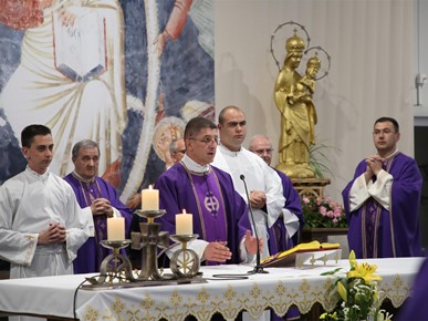 /A/2024/5/C/Slavljena misa zadušnica na prvu godišnjicu smrti biskupa Valentina Pozaića (1).JPG