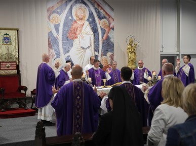 /A/2024/5/C/Slavljena misa zadušnica na prvu godišnjicu smrti biskupa Valentina Pozaića (14).JPG