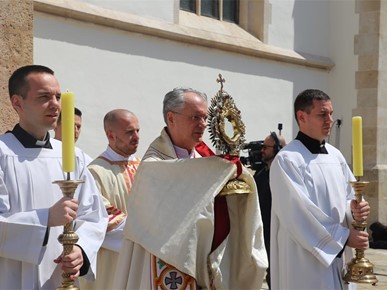 /A/2024/5/F/Nadbiskup Kutleša predvodio misno slavlje prigodom proslave svetkovine Tijelova i Dana državnosti Republike Hrvatske2024 (32).JPG