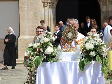 /A/2024/5/F/Nadbiskup Kutleša predvodio misno slavlje prigodom proslave svetkovine Tijelova i Dana državnosti Republike Hrvatske2024 (36).JPG