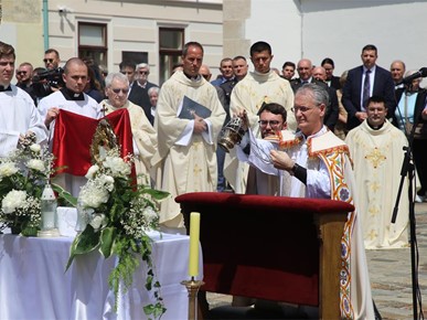 /A/2024/5/F/Nadbiskup Kutleša predvodio misno slavlje prigodom proslave svetkovine Tijelova i Dana državnosti Republike Hrvatske2024 (43).JPG