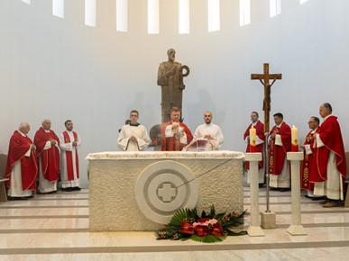 /A/2024/6/A/Svečanim misnim slavljem proslavljena 25. obljetnica Župe sv. Kvirina na Pantovčaku (2).jpg