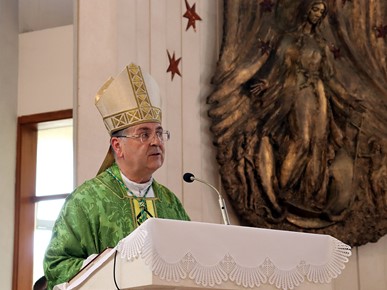 /A/2024/6/B/Biskup Šaško krstio sedmo dijete obitelji Lovrenović i četvrto dijete obitelji Ivić (1).jpg