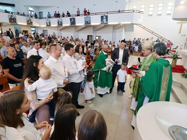 /A/2024/6/B/Biskup Šaško krstio sedmo dijete obitelji Lovrenović i četvrto dijete obitelji Ivić (6).jpg