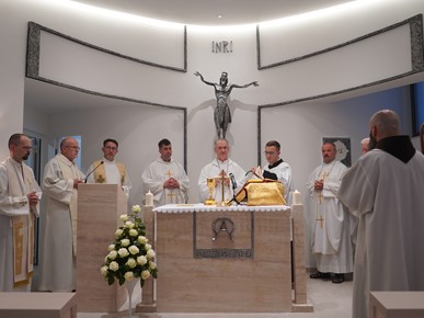 /A/2024/6/B/Nadbiskup Kutleša blagoslovio kapelu i posvetio oltar u samostanu Školskih sestara franjevki Hercegovačke provincije (3).JPG