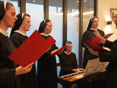 /A/2024/6/B/Nadbiskup Kutleša blagoslovio kapelu i posvetio oltar u samostanu Školskih sestara franjevki Hercegovačke provincije (4).JPG