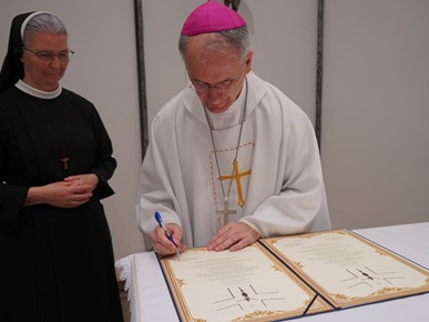 /A/2024/6/B/Nadbiskup Kutleša blagoslovio kapelu i posvetio oltar u samostanu Školskih sestara franjevki Hercegovačke provincije (5).JPG