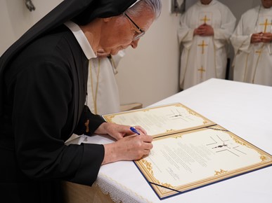 /A/2024/6/B/Nadbiskup Kutleša blagoslovio kapelu i posvetio oltar u samostanu Školskih sestara franjevki Hercegovačke provincije (6).JPG