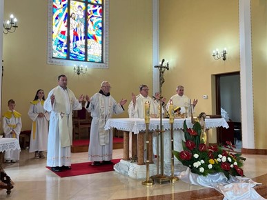 /A/2024/6/G/Zlatomisnik vlč. Ivan Levak predvodio misu na župnu svetkovinu u Lugu Samoborskom2024 (2).jpg