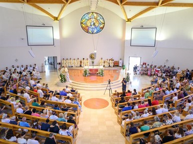 /A/2024/7/D/Vlč. Krešimir Cervelin proslavio mladu misu u Župi sv. Ivana XXIII., pape (1).jpg