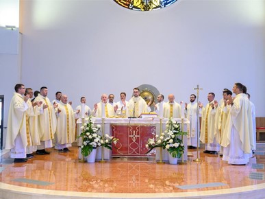 /A/2024/7/D/Vlč. Krešimir Cervelin proslavio mladu misu u Župi sv. Ivana XXIII., pape (3).jpg