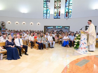 /A/2024/7/D/Vlč. Krešimir Cervelin proslavio mladu misu u Župi sv. Ivana XXIII., pape (5).jpg