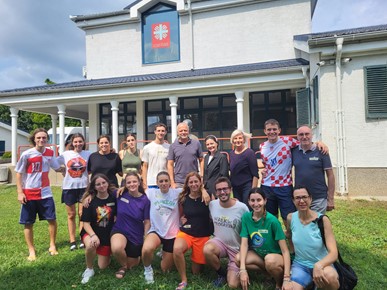 /A/2024/8/C/Volonteri iz Italije donijeli radost Caritasovim korisnicima u Brezovici (1).jpg