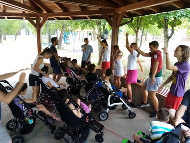 /A/2024/8/C/Volonteri iz Italije donijeli radost Caritasovim korisnicima u Brezovici (2).jpg