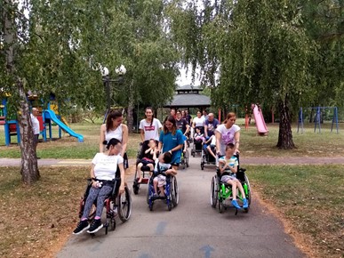 /A/2024/8/C/Volonteri iz Italije donijeli radost Caritasovim korisnicima u Brezovici (3).jpg