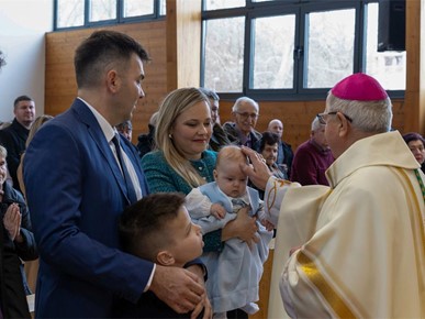 /A/2025/1/A/Biskup Gorski ​krstio šesto dijete u obitelji Andrić25 (2).JPG