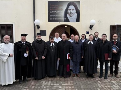 /A/2025/1/D/2. Molitvena postaja - kod katolika - Sudionici molitve za jedinstvo kršćana 19. 01. 2025. ispred samostana u Remetama .jpg