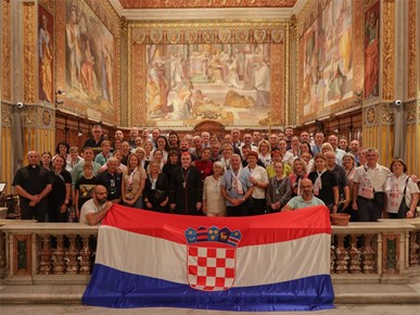/A/2025/10/B/Kardinal Bozanić susreo se u Rimu s hodočasnicima iz Zagrebačke nadbiskupije (5).jpg