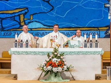 /A/2025/10/B/Vlč. Tenšek slavio misu u zajedništvu s hodočasnicima koji nisu mogli otići u Rim (2).jpg