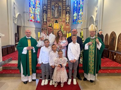 /A/2025/10/C/Biskup Šaško krstio šesto dijete obitelji Duspara (7).jpeg