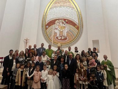 /A/2025/10/F/Biskup Šaško krstio peto dijete obitelji Butigan (2).jpeg