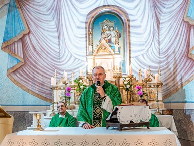 /A/2025/10/F/Mons. Sente predvodio misno slavlje zahvale za početak obnove župne crkve na Dubovcu (1).jpg