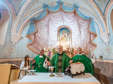 /A/2025/10/F/Mons. Sente predvodio misno slavlje zahvale za početak obnove župne crkve na Dubovcu (2).jpg