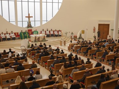 /A/2025/10/G/Kardinal Bozanić krstio sedmo dijete obitelji Dubravčić (10).jpg