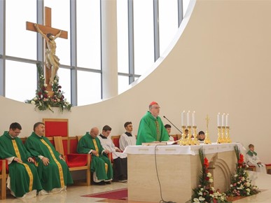 /A/2025/10/G/Kardinal Bozanić krstio sedmo dijete obitelji Dubravčić (11).jpg