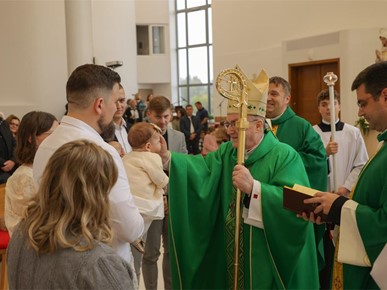 /A/2025/10/G/Kardinal Bozanić krstio sedmo dijete obitelji Dubravčić (12).jpg