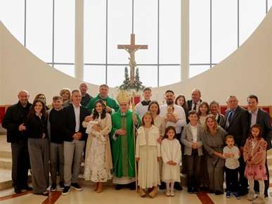 /A/2025/10/G/Kardinal Bozanić krstio sedmo dijete obitelji Dubravčić (3).jpg