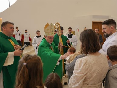 /A/2025/10/G/Kardinal Bozanić krstio sedmo dijete obitelji Dubravčić (8).jpg