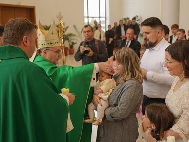 /A/2025/10/G/Kardinal Bozanić krstio sedmo dijete obitelji Dubravčić (9).jpg