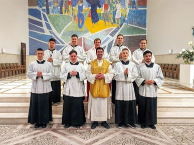 /A/2025/10/G/Novi minisistranti, voditelj i ministranti koji su pripremali.jpeg