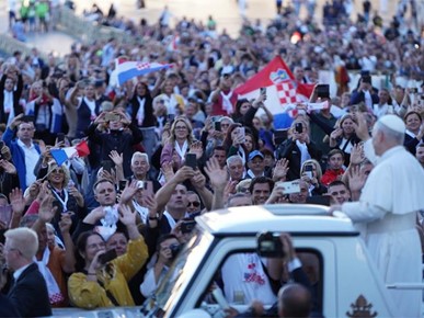 /A/2025/10/Papa se susreo s hrvatskim hodočasnicima (7).jpg