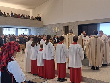 /A/2025/11/B/Nadbiskup Kutleša predvodio proslavu 40. obljetnice slavljenja mise na hrvatskom jeziku u Poingu kod Münchena (3).jpg