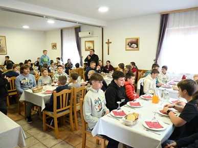 /A/2025/11/B/Održan dekanatski susret ministranata Dugoreško-mrežničkog dekanata (9).jpg