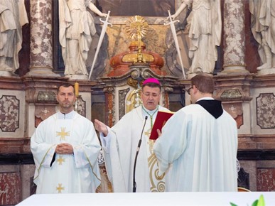 /A/2025/11/C/Biskup Šaško krstio šesto dijete obitelji Ćurković na Ksaveru (7).jpg