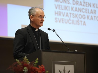 /A/2025/11/C/Govor nadbiskupa Kutleše na Danu Pravnoga fakulteta Hrvatskoga katoličkog sveučilišta.JPG